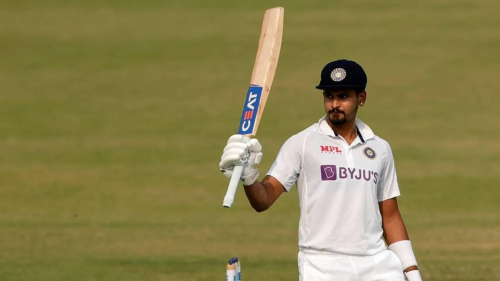 India vs New Zealand, 1st Test, 2021 - Shreyas Iyer raises his bat as he scores century on Test debut (Images_ ©BCCI_Twitter)