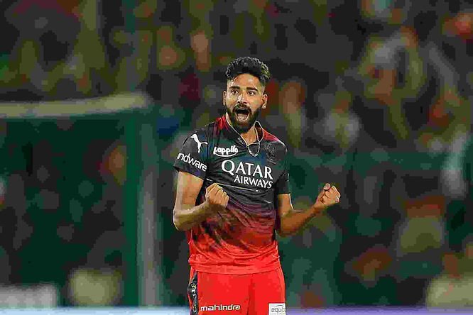 IPL 2023, RCB vs MI, Top Performances_ Mohammed Siraj give just 5 runs from his first three overs against MI _ Walking Wicket (Images_ ©IPL_Twitter)