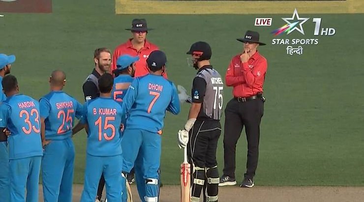 MS Dhoni intervenes in the middle of the DRS saga