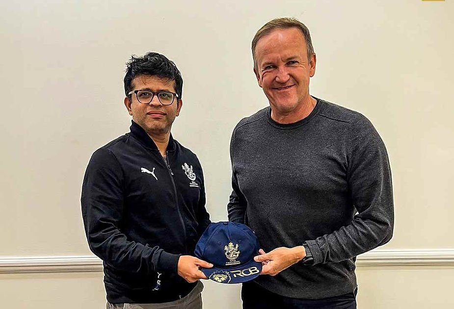 IPL 2024: RCB appoints former Zimbabwe player Andy flower as their Head Coach for next season | Walking Wicket (Images: @RCBTweets/Twitter)