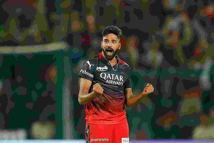 IPL 2023, RCB vs MI, Top Performances_  Mohammed Siraj give just 5 runs from his first three overs against MI _ Walking Wicket (Images_ ©IPL_Twitter)