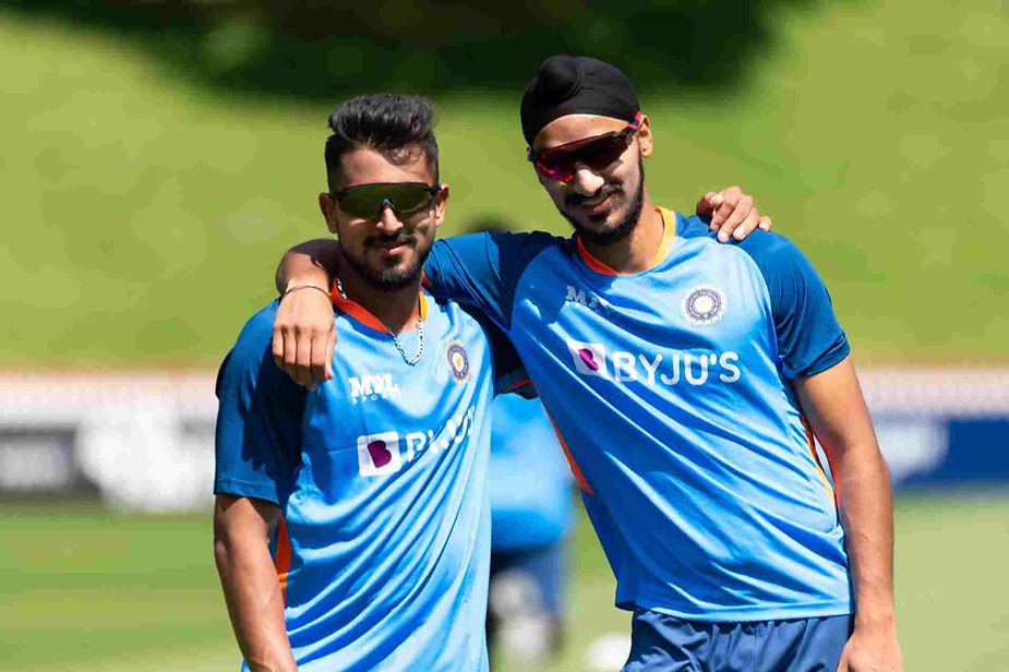 India tour of New Zealand, First T20I_ Umran Malik, Arshdeep Singh pose for picture during practices; match abandoned due to rain _ Walking Wicket (Source_ ©BCCI_Twitter)