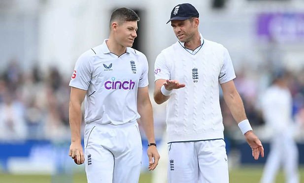 WTC 2021-23, England vs New Zealand_ Matthew Potts taking bowling tips from James Anderson during a spell. (©Getty Images)