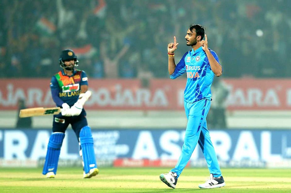 India vs Sri Lanka, 3rd T20I, 2022-23_ Axar Patel gets Player of the series in Sri Lanka tour of India 2022 _ Walking Wicket (Source_ ©BCCI_Twitter)