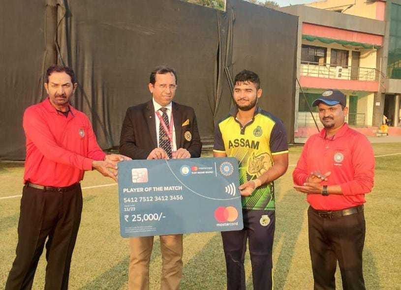 Vijay Hazare Trophy 2022: Riyan Parag receiving player of the match in quarter-final for his 174 runs against J&K | Walking Wicket (Source_ ©Twitter)