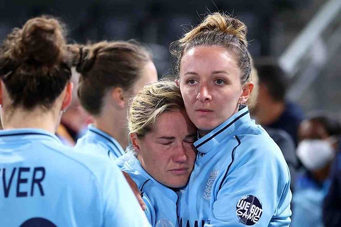 ICC Women's WC 2022 Final, Aus vs Eng, Top Performances_Danni Wyatt, Katherine Brunt look dejected after losing to Australia in World Cup Final _ Walking Wicket (Images © AFP/Getty)