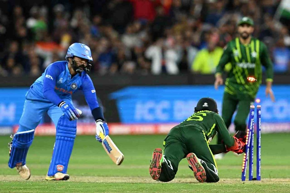 ICC Men's T20 World Cup 2022, India vs Pakistan_ Dinesh Karthik got run out on 5th ball of Mohammad Nawaz against Pakistan; India beat Pakistan _ Walking Wicket (Photo_ ©Getty Images)