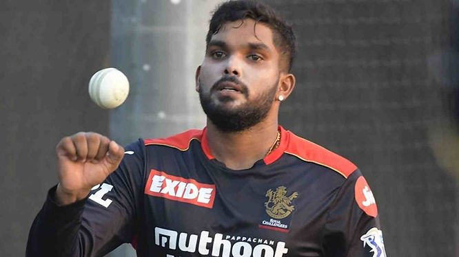 IPL 2022 - Top 5 Overseas Bowlers Franchises Would Target in IPL 2022 Mega Auction. Wanindu Hasaranga's all-round ability with leg-spin make him a hot pick in IPL 2022 Mega Auction. (©Twitter)